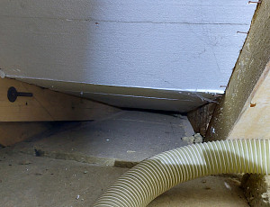 Zateplení stropu rodinného domu pomocí foukané izolace